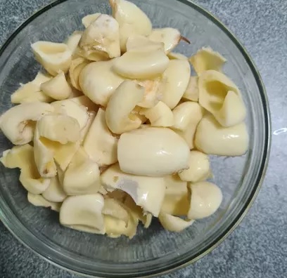 kupas dan bersihkan buah salak kupas dan bersihkan buah salak