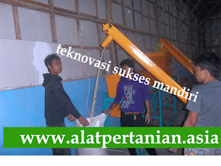 Penggunaan Screw Conveyor untuk memindahkan bahan ke dalam karung